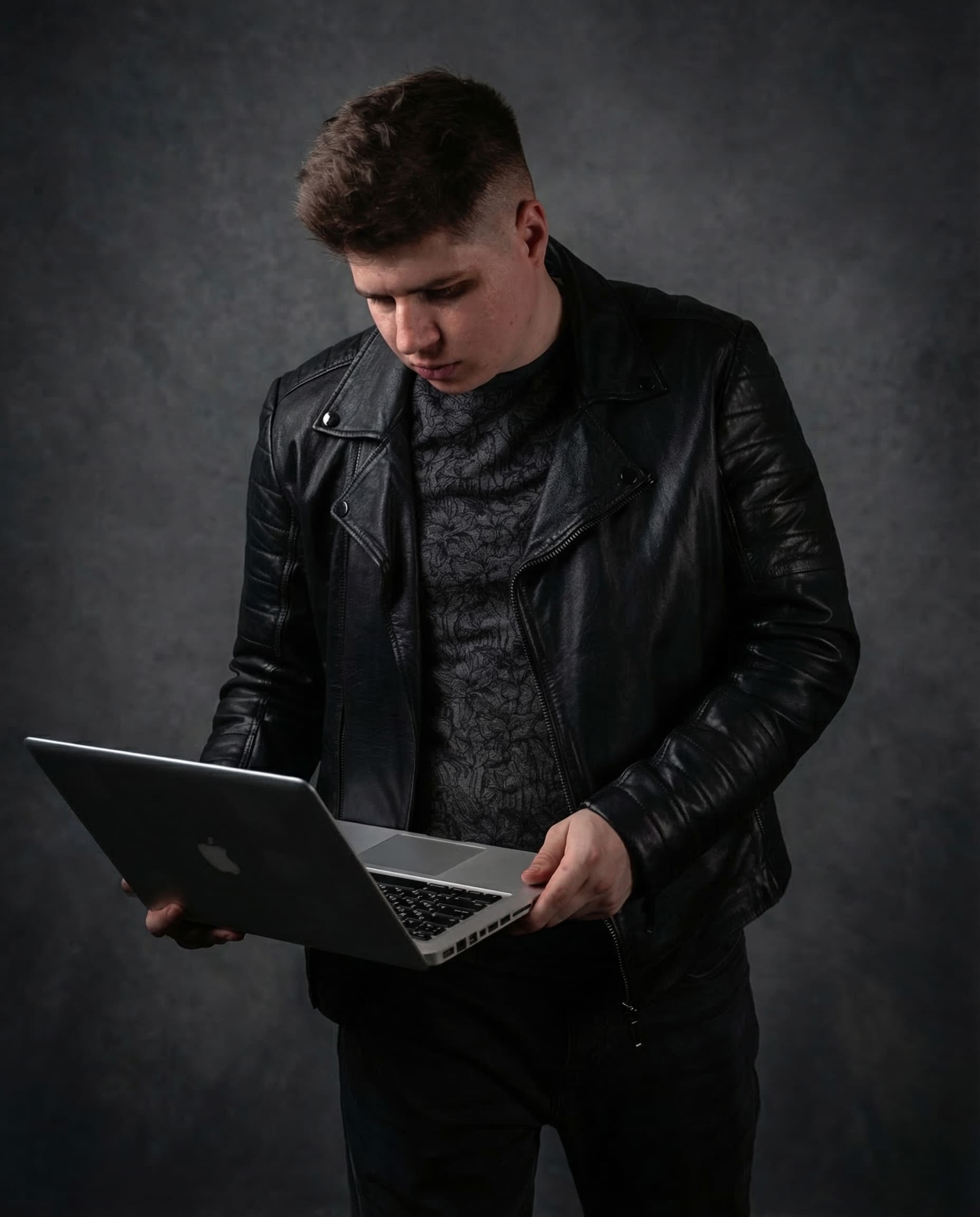 Андрей — графический дизайнер, 13 лет опыта обработки фото